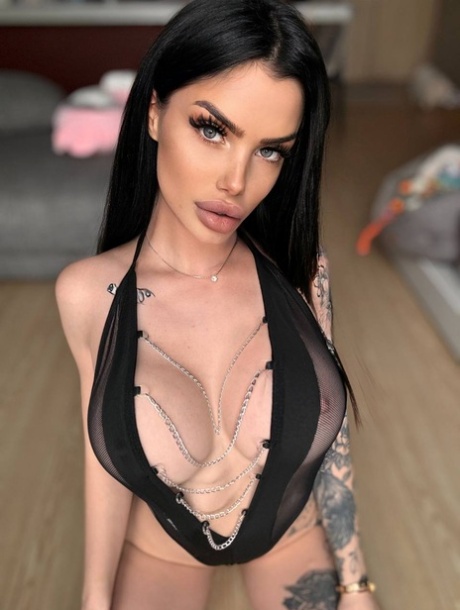 big tits brunette free xxx pictures