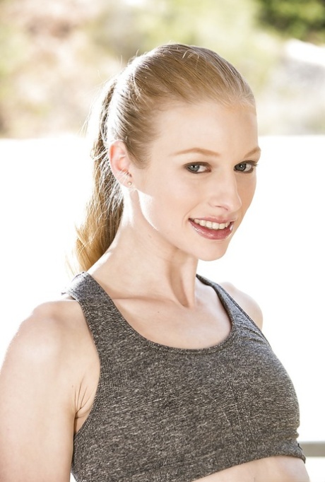 Avril Hall nice actress pics