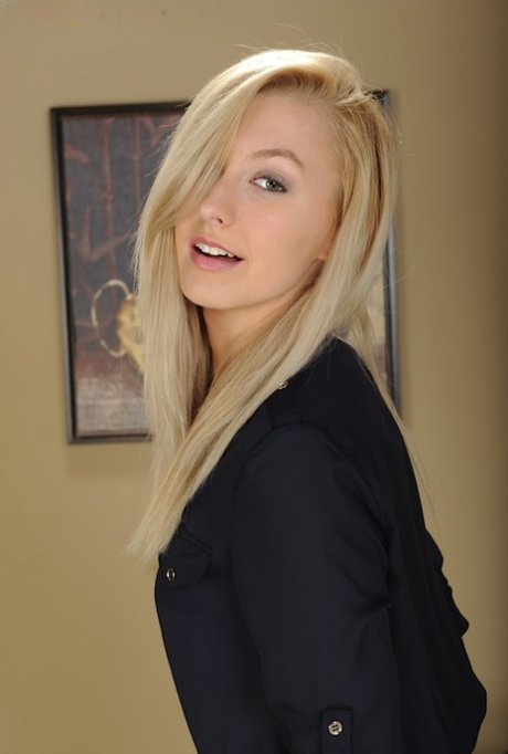 pretty face beautiful nude photo