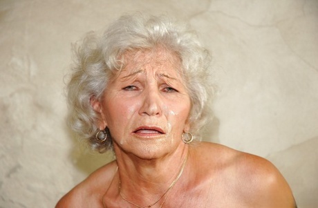 soin du visage de grand-mère haute qualité parfait img