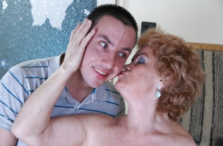 grand-mère embrassant sexe chaud img
