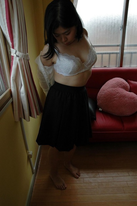 asiática desvistiéndose xxx caliente foto
