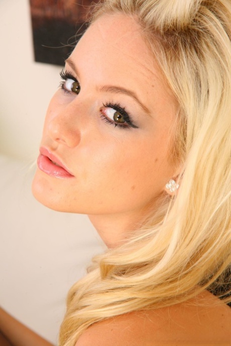pale blonde beautiful xxx archive