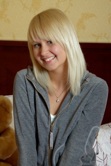Amelie Pure exclusive star pics