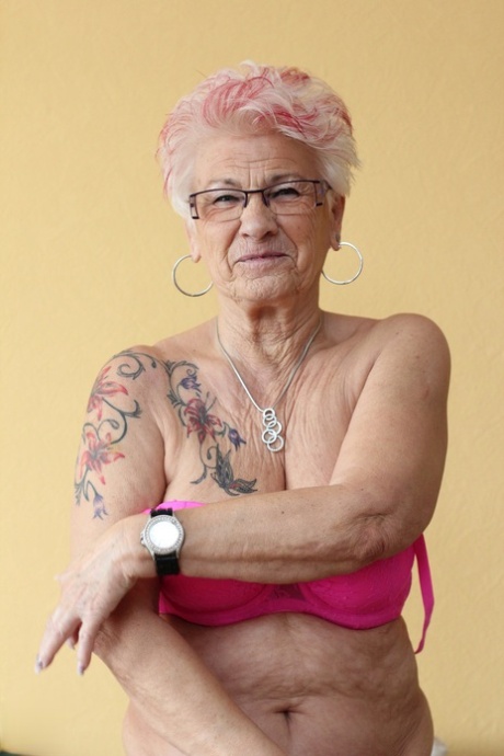 bedstemor afklædning xxx hd billeder