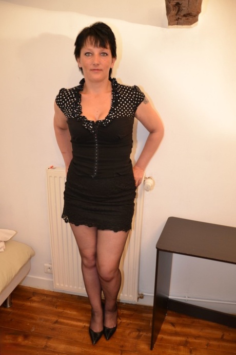 maman aux cheveux courts chaud et sexy image