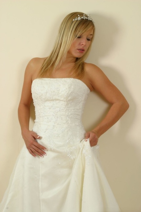 Karen Wood pretty actress photos