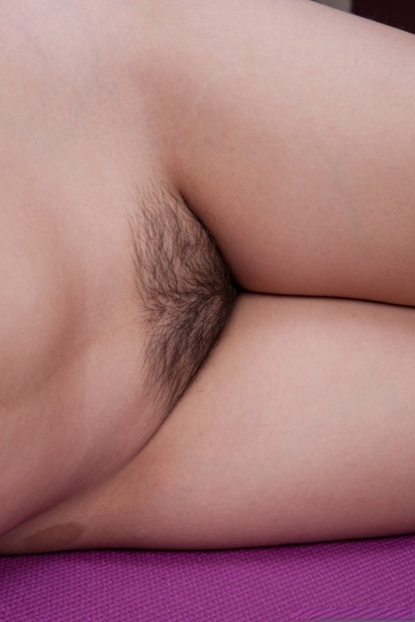 ぽっちゃりした熟女ラテン系 セクシーヌード 写真