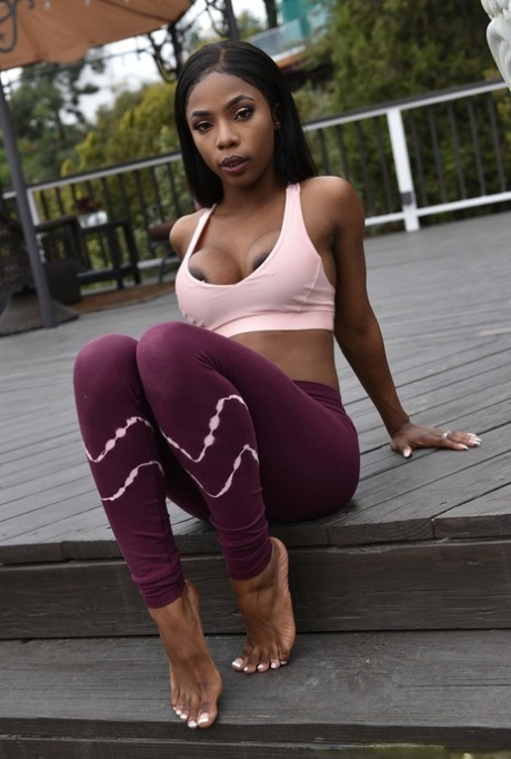 ebony yoga pants free naked photo