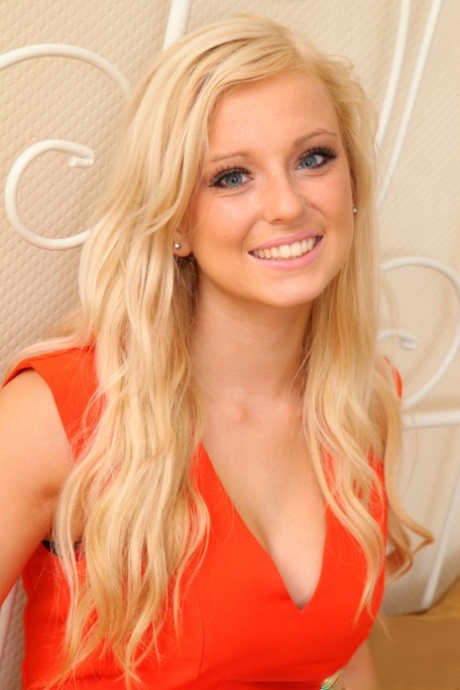 blonde feet nude pictures