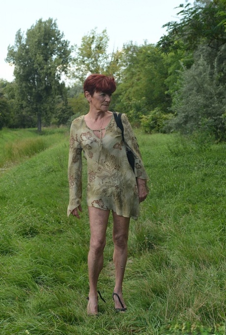 mature outdoor free naked pic