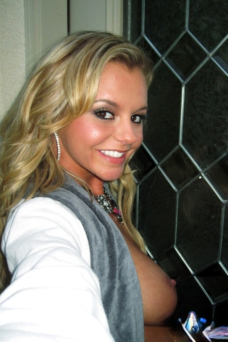 rubia de tetas naturales arte caliente imagen