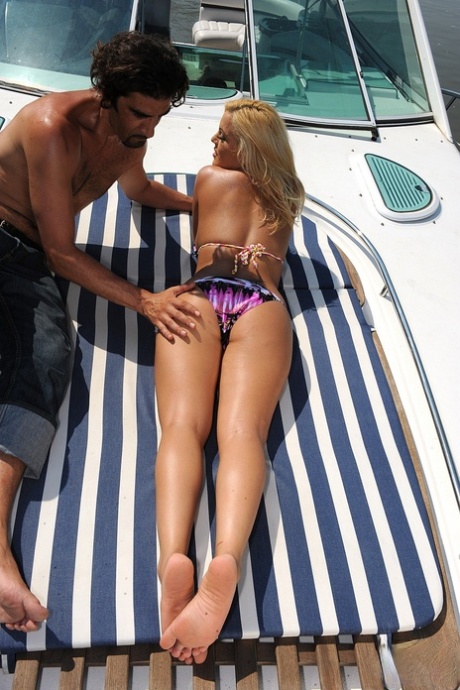 bikini biondo esclusiva dell'arte img