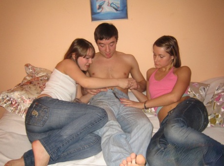 trio di adolescenti sessoxxx immagine