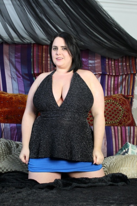 Sarah Jane sexy actress pictures