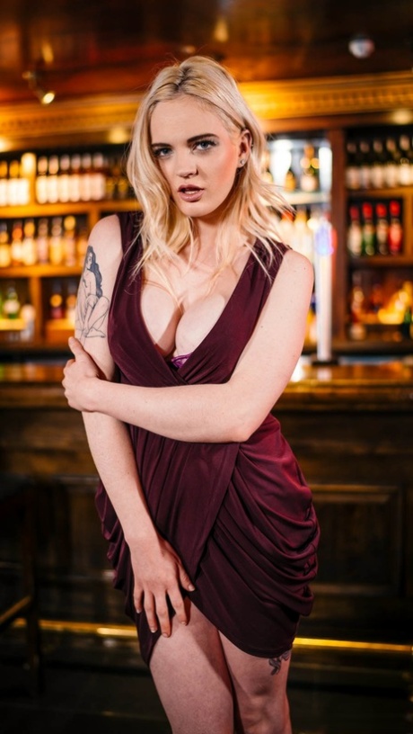 Carly Rae Summers pretty actress pic