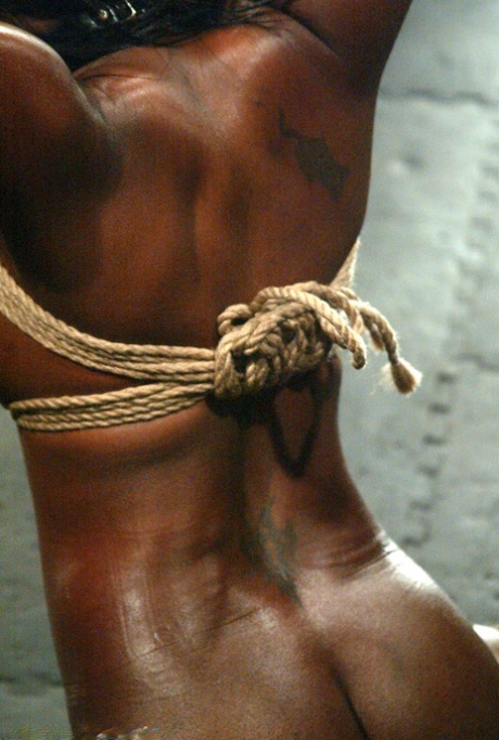 ebenholts bondage pornografi av hög kvalitet bild