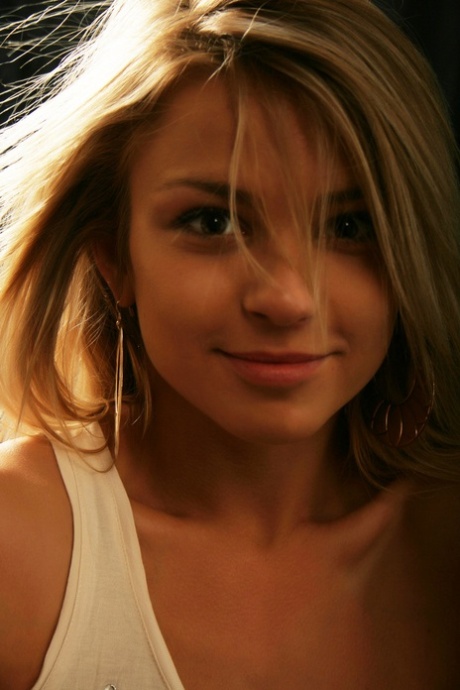 cute blonde hd pic