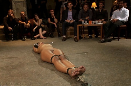公共场所BDSM 火辣性感 圖片