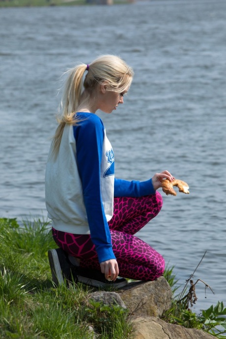 liten blondin het naken foto