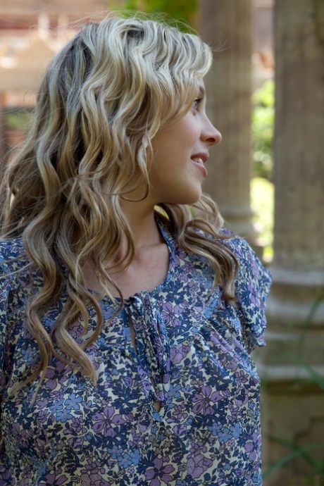 curly blonde free naked image