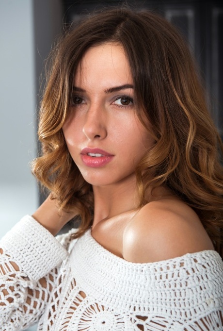 petite brune top sympa photo
