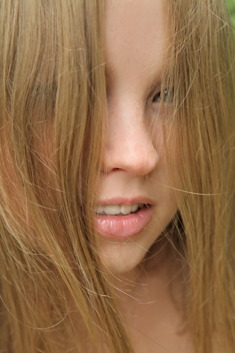 mager blond tonåring het porr foto