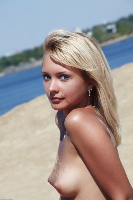 Petite Amie Images