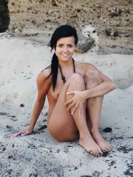 Coralie nude model pic