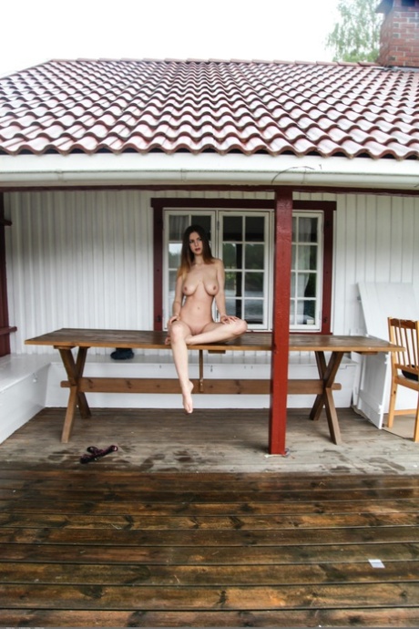 bledá brunetka sexy top fotografie