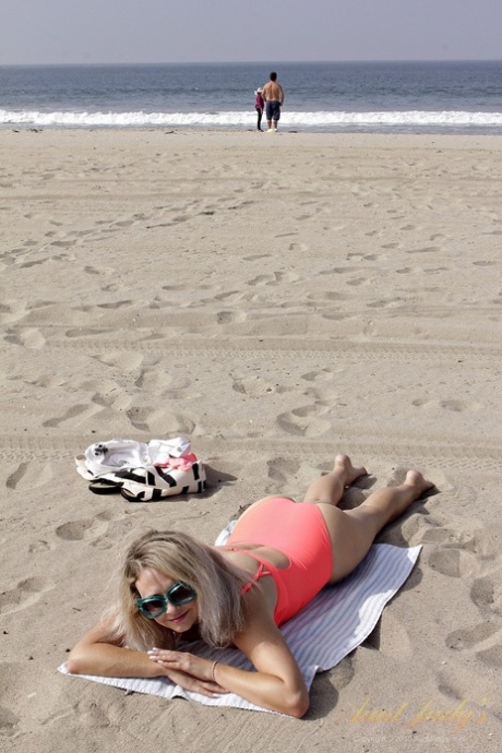 beach milf free naked pic