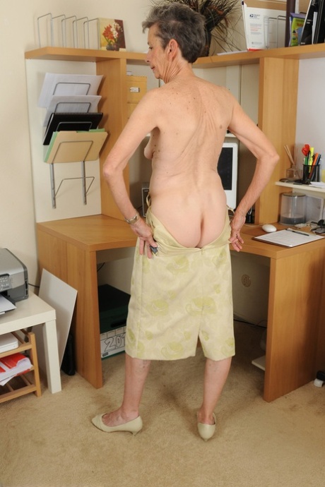 おばあちゃんの小さなおっぱい ヌード 画像