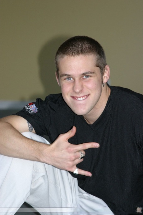 solo male pornographic galleries