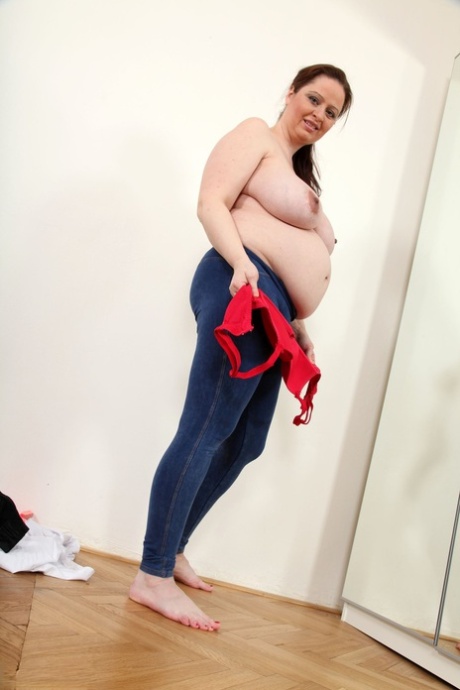 pequeña milf rubia bastante adulta archivo