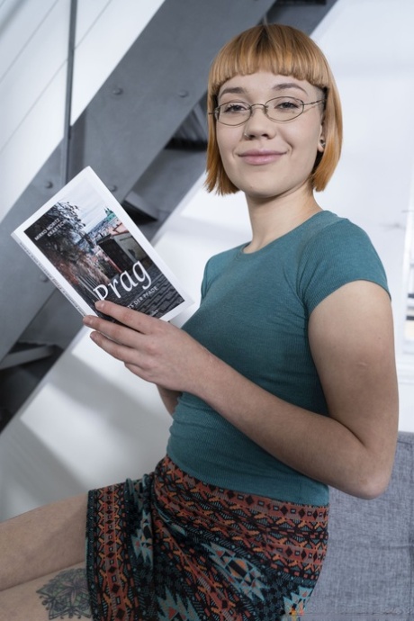 okulary z krótkimi włosami naga pornografia obraz