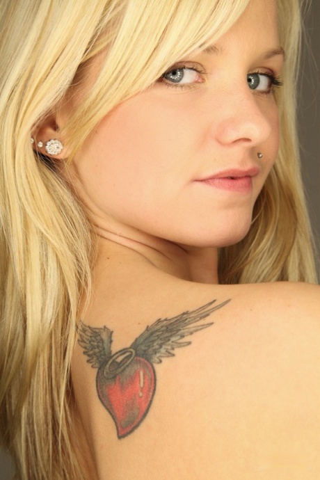 giovane tatuato nudo di alta qualità archivio