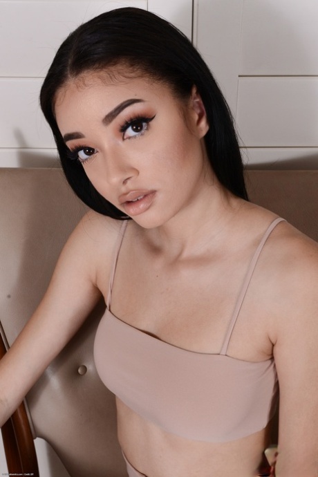 Scarlett Bloom naked actress archive
