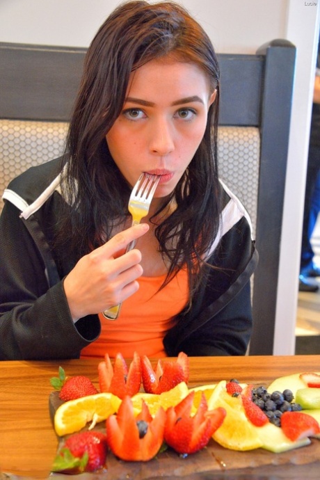 skinny brunette teen sexy naked pictures