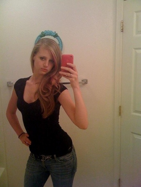 teen selfie nudes archive
