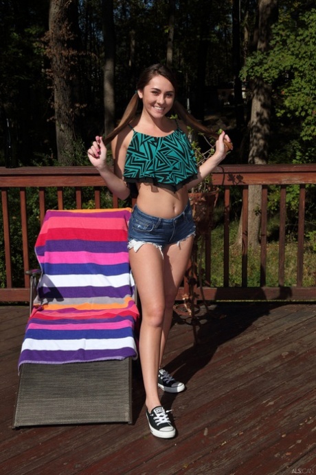 Mackenzie Mace model free picture