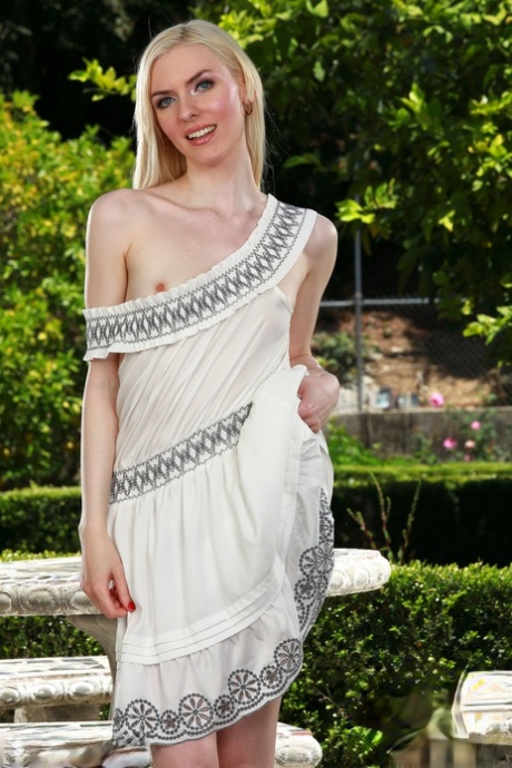 vestito attillato piuttosto pornografico immagine
