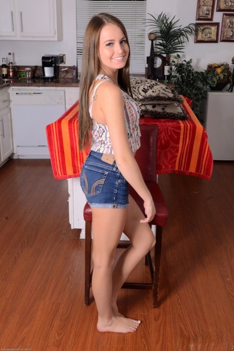 Scarlett Sage porn model photo