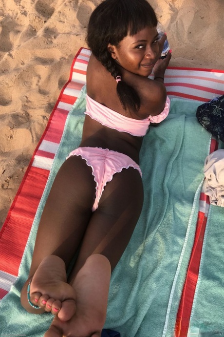 小柄な黒檀のティーン 美しい 写真
