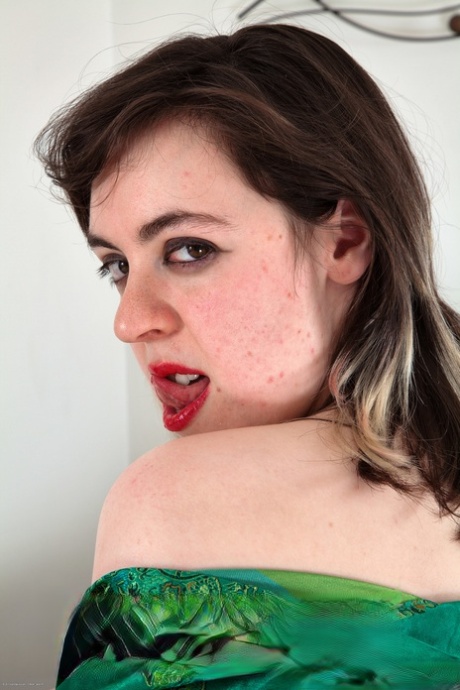 red lips beautiful naked pictures