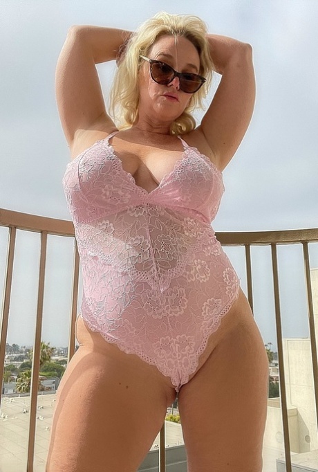 curvy glasses hot naked pics