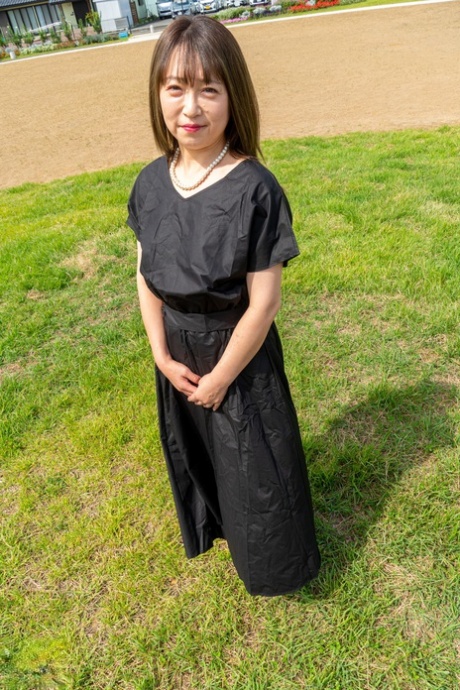 mature skirt porn photo