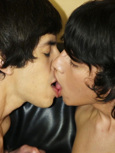 gay kissing hot nude pictures