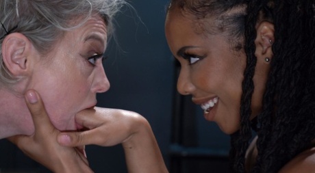 black lesbian nudes pics