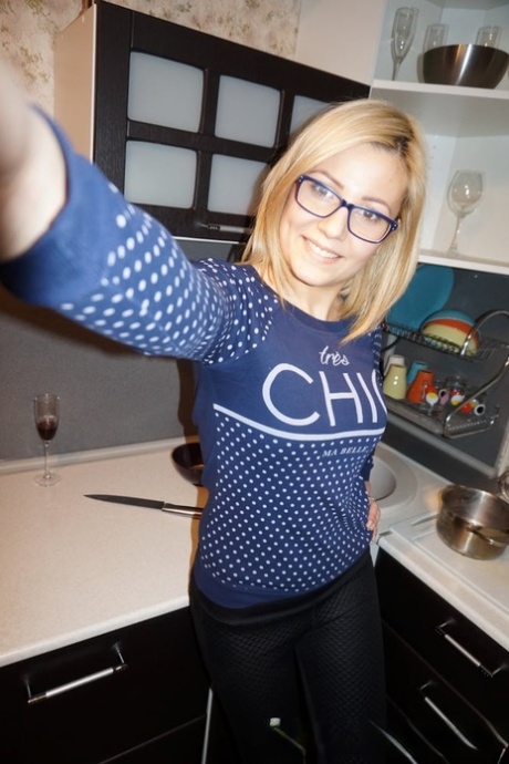 blonde glasses free naked pictures