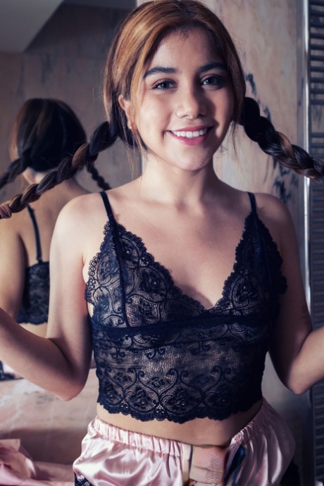 Marina Gold model photo